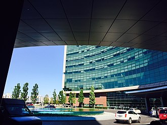 Patient drop-off roundabout and fountain at Cleveland Clinic's main entrance Cleveland Clinic Curve.jpg