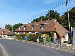 Maisons jumelles prêtes à monter en Normandie (ici à Colombelles)- La maison cadeau de l'État suédois pour la reconstruction en Normandie (sv)