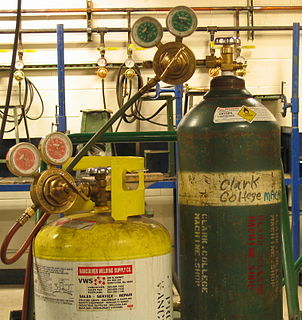<span class="mw-page-title-main">Gas cylinder</span> Cylindrical container for storing pressurised gas