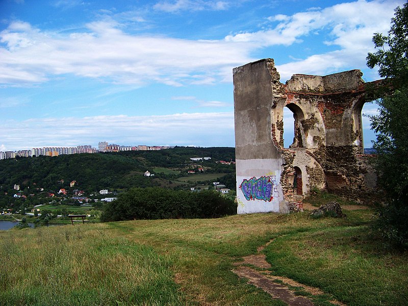 File:Dejvice, zřícenina Baba, výhled na Podhoří a sídliště Bohnice.jpg