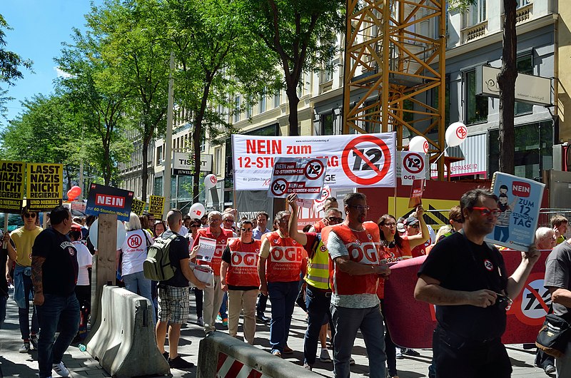 File:Demo gegen 12-Stunden-Tag, 2018-06-30 (05).jpg