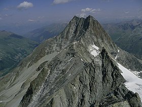 Vue de la pointe des Genevois (au premier plan) devant la dent de Perroc, depuis l'aiguille de la Tsa.