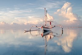 Di Suatu Pagi bersama Perahu Nelayan