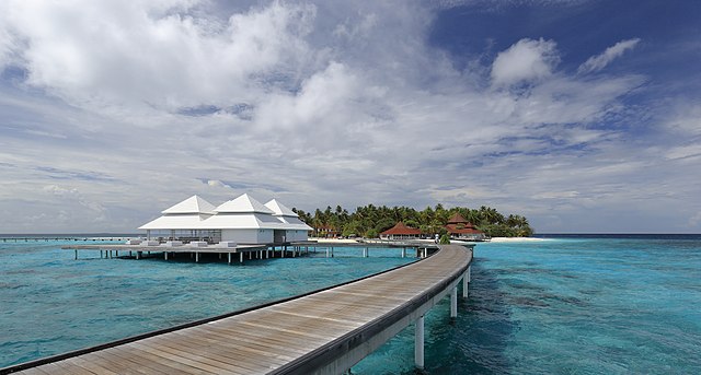 Курорт Diamonds Thudufushi Beach and Water Villas на острове Тудуфуши[англ.], Мальдивы