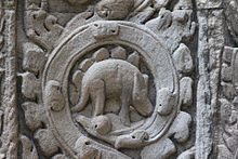 Bas relief qui a pu être interprété comme représentant un Stegosaurus, Ta Prohm, Angkor Cambodge, XIIe siècle. L'hypothèse est toutefois scientifiquement faible.[13]