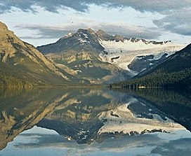 Divisi Gunung dari Gletser Lake.jpg