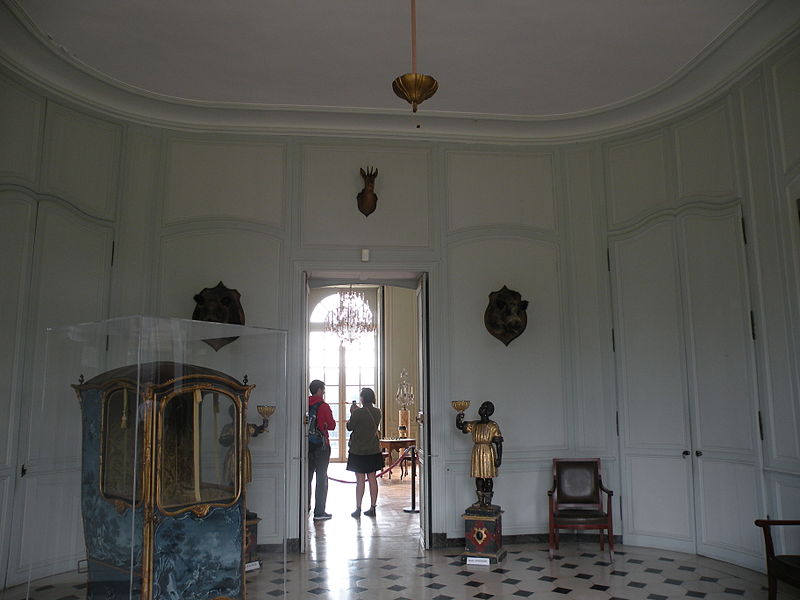 File:Domaine de Villarceaux - Château du haut - Hall d'entrée 01.JPG