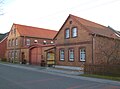 Bauernhof mit Wohnhaus, Ausgedingehaus, Seitengebäude, Hofmauer mit zwei kleinen Pforten und großem Torbogen