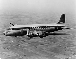 Onnettomuuskoneen kaltainen DC-4.