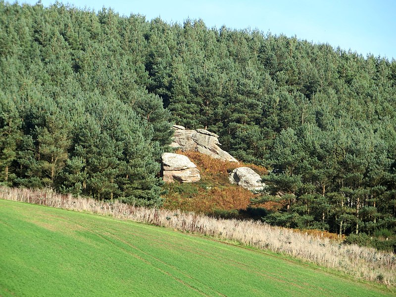 File:Dovehole Boulders - geograph.org.uk - 4215116.jpg