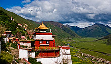 Foto kuil Asia merah yang berada di sisi gunung