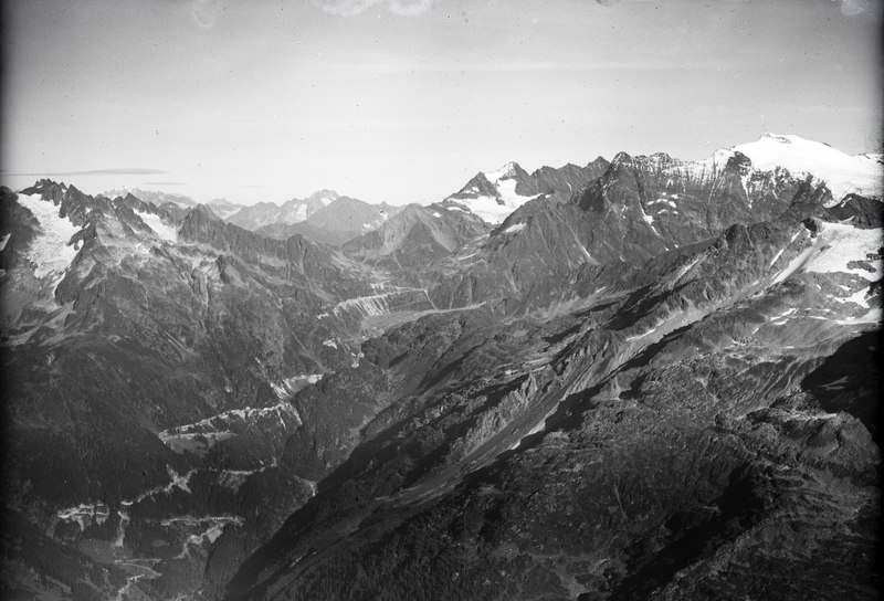 File:ETH-BIB-Sustenstrasse im Gadmertal, Blick nach osten, Stucklistock-LBS H1-009406.tif