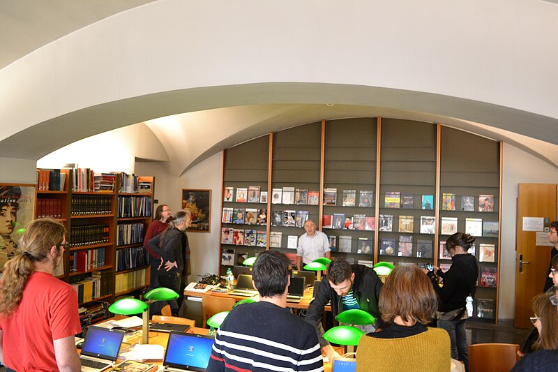 File:Editathon à l'exposition Claude MBA Lyon 02.jpg