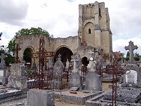 Вид на церковь с кладбища.