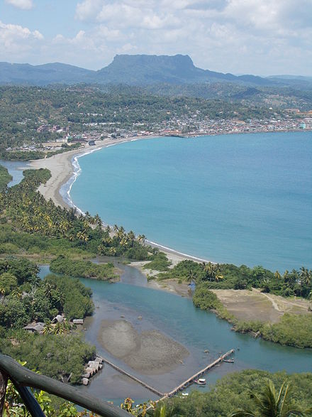 Vue de Baracoa, l'un des sites les plus visités de la province. En arrière-plan, l'Enclume de Baracoa.