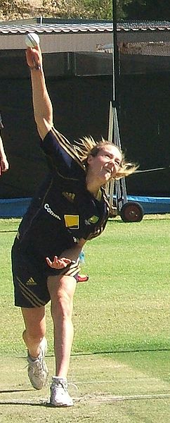 File:Ellyse Perry bowling 6.jpg