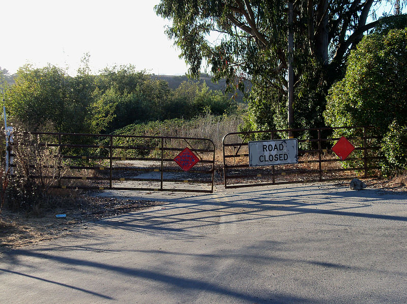 File:End of Lee Road access. Near-by is burial site..JPG