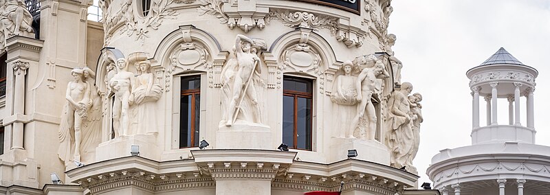 File:Esculturas alegóricas del edificio Metrópolis.jpg