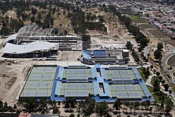 Panamerické tenisové centrum a konstrukce vodního centra (vlevo), 2010