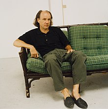 Jerry Zeniuk 1993 auf einem grünen Sofa in der Villa Waldberta
