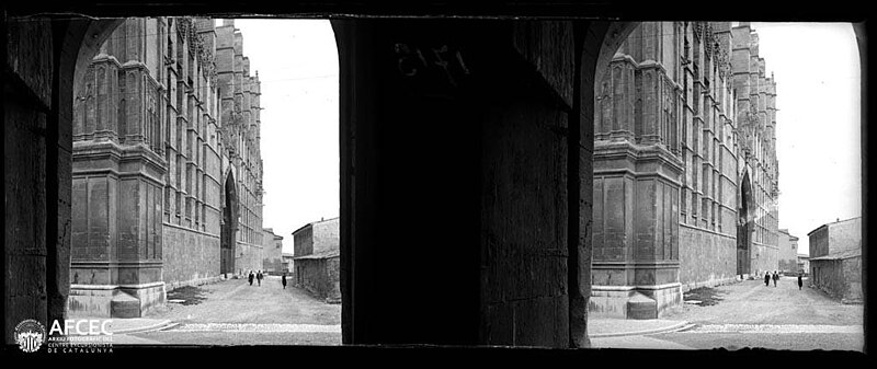 File:Façana del mar de la catedral de Mallorca amb gent passant per davant.jpeg