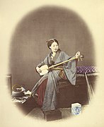 Photographie des années 1860 d'une joueuse de shamisen.