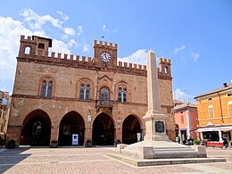 Fidenza-Stadhuis-Garibaldi-Obelisk-2012.JPG