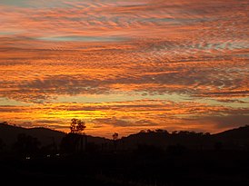 Красочный закат в Калифорнии, вызванный рассеиванием света на частицах дыма и сажи в небе после пожаров в октябре 2007 года