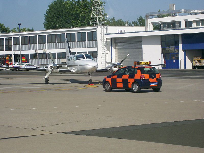 File:Follow me Zagreb Airport.jpg