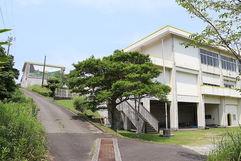 File:Former Kushi Junior high school in Minamisatsuma.JPG