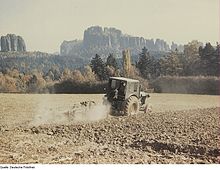 RS01 Pionier ploughing Fotothek df ps 0001755 Landschaften ^ Hugellandschaften - Gebirgslandschaften.jpg