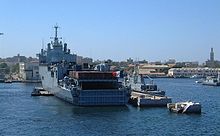 Le TCD Foudre à la base navale de Dakar (à droite le patrouilleur sénégalais Fouta).