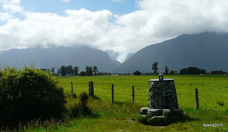 File:Fox Glacier, from the Clearwater Creek Viewpoint. - panoramio.jpg