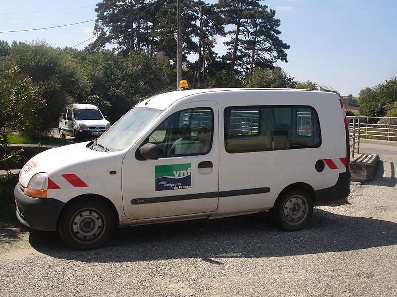 File:France Canal du Midi voiture VNF.jpg