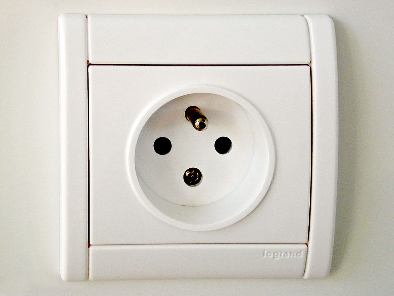 File:French-power-socket.jpg - Wikipedia