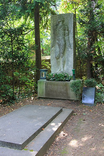 File:Friedhof Mödling-Rieger 2327.jpg