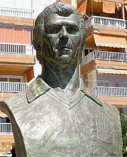 Fuengirola - Monumento Juan Gómez González, 'Juanito' 2.jpg