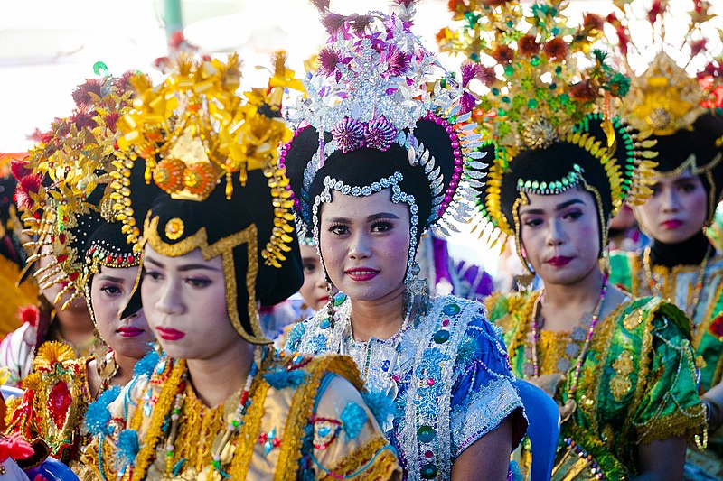 File:Gadis Buton dalam tradisi Posuo.jpg