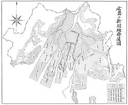 広島の新開地発展図（『概観広島市史』1955年） / 築上当時は比治山南側が海岸線で、宝暦3年（1753年）以降の開発により周辺が形成された。現在の段原3丁目付近が「比治村」と表記されている。