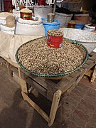 Peanøtter og andre tørrvarer på ein marknad i Serekunda