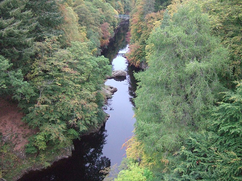 File:Garry Bridge, Pitlochry (1503884385).jpg