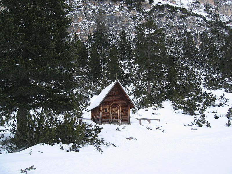 File:Gedenkkapelle an der Scotonihütte.JPG