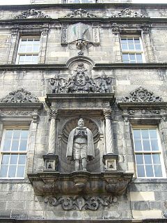 Statue of George Heriot in the quadrangle George Heriot statue.jpg