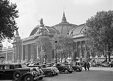 Salon de l'Automobile de Paris 1935 Geparkeerde auto's voor het Grand Palais tijdens de 29ste Salon de l' automobil, Bestanddeelnr 191-0382.jpg