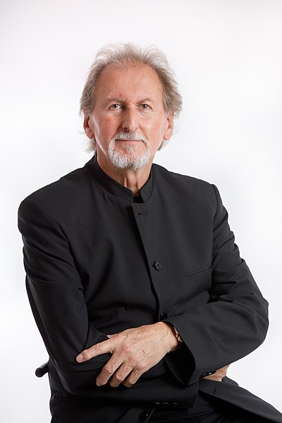 File:Gerhard Gruber Stummfilmpianist.jpg