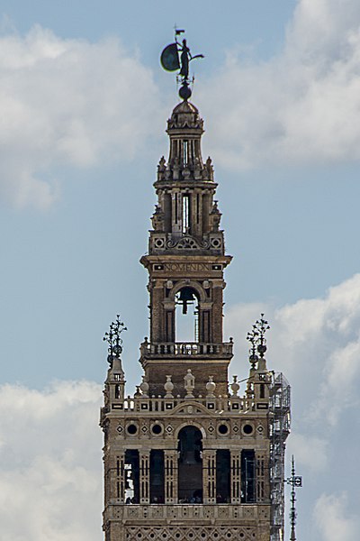 File:Giralda cuerpos superiores 2018001.jpg