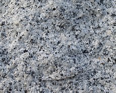 Čerstvý lom granitoidnej horniny.