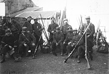 Groupe de soldats en cantonnement, fusils mis en faisceaux (novembre 1914).jpg
