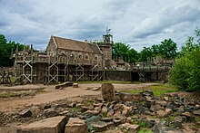 Ficheiro:Guédelon_Château_fort_en_construction.jpg