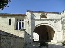 Le porche de l'hôpital.